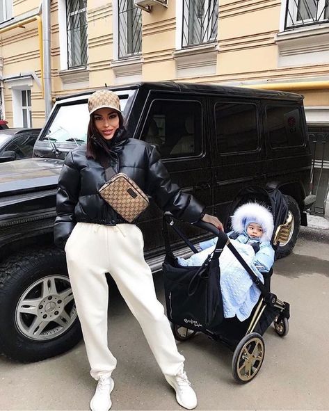 luxury life, fashion kids и rich girl картинка в We Heart It Luxe Mom Aesthetic, Kylie Jenner Fotos, Mommy And Baby Pictures, Mommy Daughter Outfits, Moms Goals, Luxury Lifestyle Women, Mommy Goals, Mommy And Son, Rich Girl Lifestyle