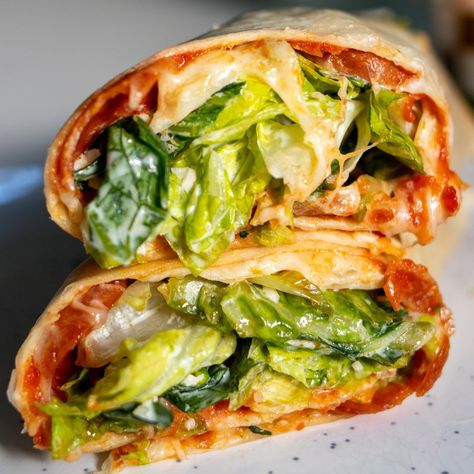 Pepperoni Pizza Caesar Wrap Viral Sandwich, Cold Lunch Recipes, Burger Wrap, Pizza Wrap, Caesar Salad Wrap, Anchovy Recipes, Caesar Wrap, Broccoli Pasta Recipe, Pizza Roll Up