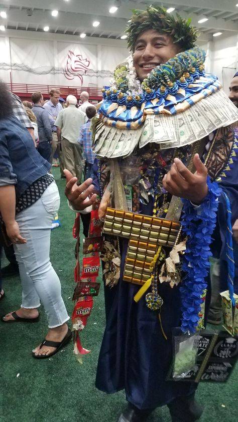 Tongan Culture, Graduation Leis Diy, Candy Lei, Money Leis, Graduation Money Gifts, 5th Grade Graduation, Boy Graduation, Graduation Money, Graduation Leis