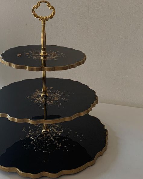 Resin 3 Tier Cake Stand, Resin Cupcake Stand, Black Resin Art, Resin Cake Stand, Resin Stand, Diy Resin Gifts, Flower Resin Jewelry, Resin Crafts Tutorial, Cement Art