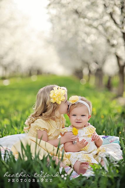 Sibling Photography Poses, Sibling Photo Shoots, Sibling Pictures, Easter Photoshoot, Easter Photography, Inspiration Photoshoot, Sister Photography, Sister Poses, Children Photography Poses