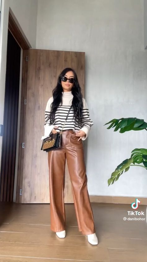 Black Leather Wide Leg Pants Outfit, Cognac Leather Pants Outfit, Outfit Pantalon Vino, Camel Pants Outfit, Colombia Outfits, Business Vibes, Square Boots, Outfits Leggins, Outfit Informal