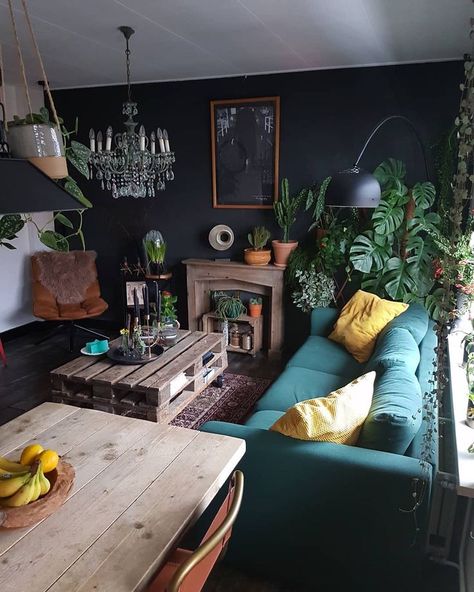 Gorgeous dark living room Dark Eclectic Living Room, Teal Couch, Lots Of Plants, Dark Living Rooms, Eclectic Living Room, Design Del Prodotto, Living Room Diy, Style At Home, A Living Room