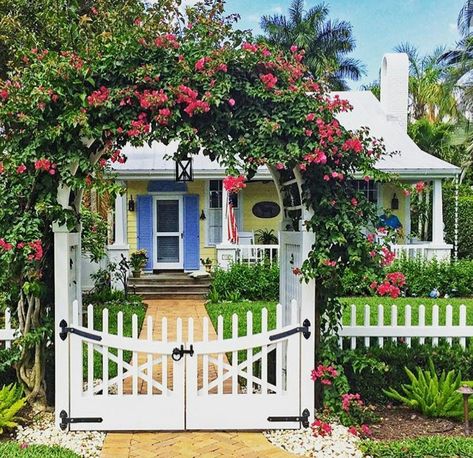 House Front Gate, Florida Beach Cottage, Beach Chic Decor, Kaktus Dan Sukulen, Garden Gates And Fencing, Garden Gate Design, Garden Fence Ideas, House Main Gates Design, Cottage Exterior