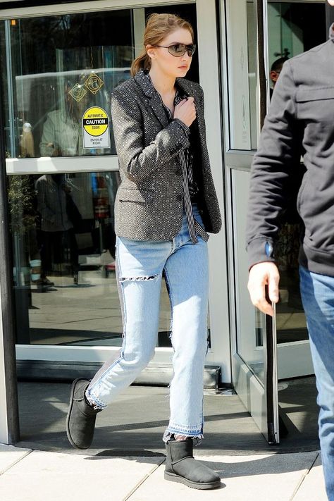 Gigi Hadid Just Wore Uggs and Jeans Like It's 2002 Black Mini Uggs Outfits, Black Mini Uggs, Uggs And Jeans, Black Uggs Outfit, 90s Fashion Women 1990s, Outfit Black Jeans, Mini Uggs Outfit, Mini Uggs, Uggs Outfits