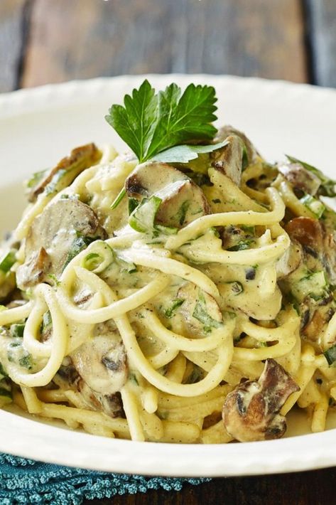 Creamy Mushroom Spaghetti, Shirataki Recipes, Mushroom Spaghetti, Zesty Italian Dressing, Vegetarian Chicken, Creamy Mushroom Sauce, Spaghetti Recipe, Mushroom Pasta, Creamy Mushrooms