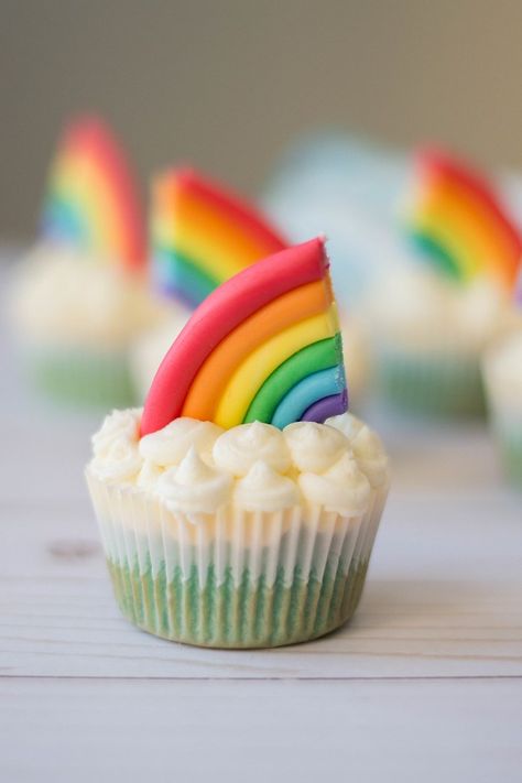 Cheerful Rainbow Cupcakes Recipe - Tamara Like Camera Rainbow Cupcakes Recipe, Fondant Rainbow, Savory Cakes, Rainbow Cupcake, Cupcakes Decorados, Cheesecake Cupcakes, Rainbow Cupcakes, Rainbow Friends, Cupcakes Recipe