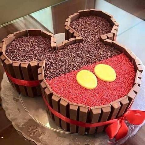 Mickey Mouse Kit Kat Cake Mickey Mouse Party Food, Bolo Do Mickey Mouse, Kit Kat Cake, Disney Desserts, Mickey Cakes, Mickey Mouse Cake, Mouse Cake, Disney Cakes, Kit Kat