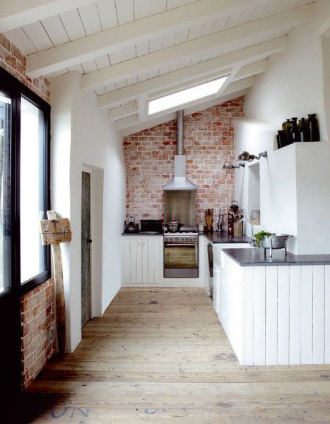 white & brick kitchen Bungalow Attic, White Brick Kitchen, Creepy Attic, Attic Desk, Attic Hangout, Renovation Stairs, Attic Layout, Attic Terrace, Attic Workspace