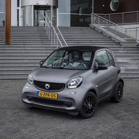 Smart Brabus, Mercedes Smart, Smart Cars, Smart Forfour, Benz Smart, Normal Cars, Grey Car, Tiny Cars, Mens Gadgets