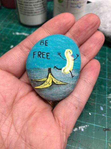 Funny Rock, Diy Rock Art, Výtvarné Reference, Rock Painting Ideas, Tapeta Galaxie, Painted Rocks Diy, Rock Painting Ideas Easy, Rock Painting Patterns, Fun Easy Crafts