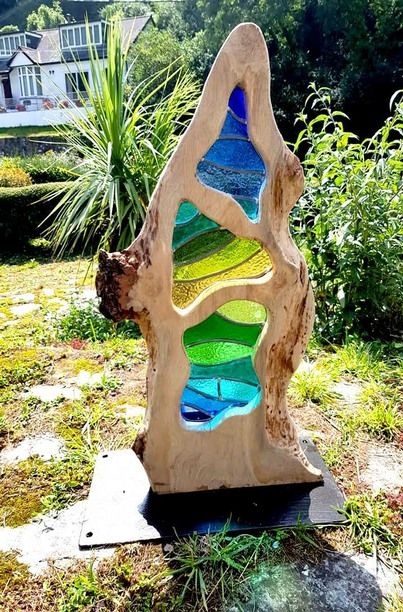 Stained Glass and Wood Sculpture L'art Du Vitrail, Lead Glass, Glass Garden Art, Garden Art Sculptures Diy, Stained Glass Diy, Garden Art Projects, Stained Glass Crafts, Garden Art Crafts, Stained Glass Designs