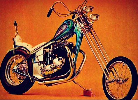 Bobber Motorcycle Diy, Motorcycles Harley Davidson, Triumph Chopper, Helmet Tattoo, Hd Motorcycles, Harley Davidson Trike, Old School Chopper, Tattoo Old School, Custom Bobber