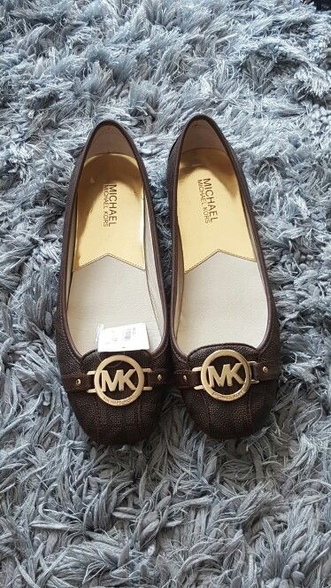 Flat shoes Michael Kors Flip Flop Boots, Alia Bhatt, Tory Burch Flats, Flat Shoes, Tory Burch, Shoes Flats, Flip Flops, Michael Kors, Street Style