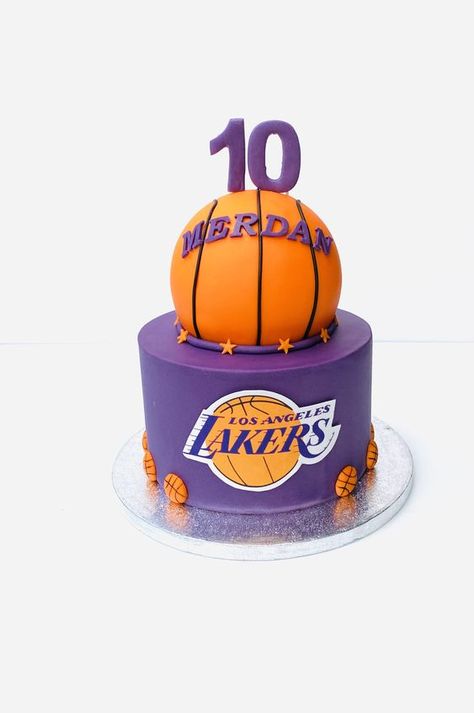 Lakers Cake Birthday Basketball, Cake Ideas Basketball, Basketball Cakes For Boys, Basketball Birthday Cake Ideas, Nba Cakes Birthday, Lakers Cake Design, Basketball Theme Birthday Cake, Basketball Cake Design Birthday, Lakers Themed Cake