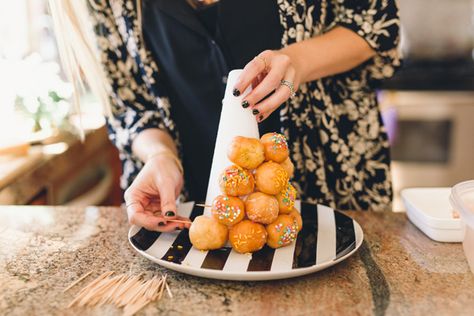 Diy Donut Hole Bee Hive, Donut Hole Tower Diy, Donut Hole Beehive, Donut Holes Display, Donut Hole Tower, Breakfast Parties, Easy Donut Holes, Class Snacks, Diy Donut