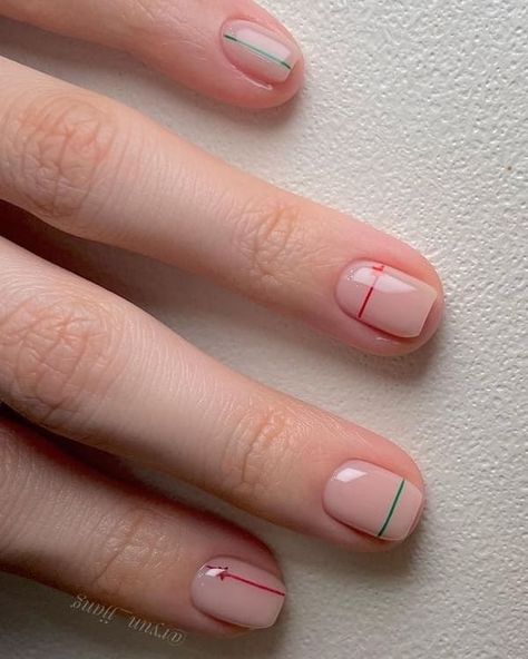 simple Korean Christmas nails: minimalist red and green lines Autumn Nails Minimal, Minimalist Line Nails, Short Neutral Holiday Nails, Christmas Nail Designs Minimalist, Plain Christmas Nails Simple, Subtle December Nails, Subtle Christmas Nails Gel, Red Lines Nails, Christmas Minimal Nails