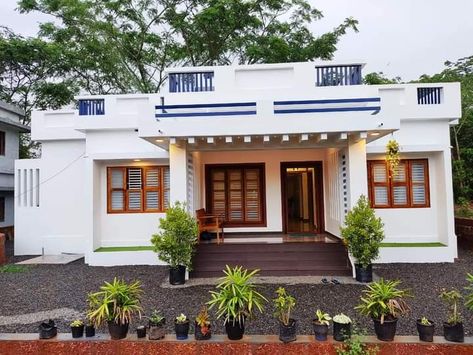 Show Wall Design Exterior Kerala, Simple Indian House Exterior Design, Kerala Houses Design, Small House Indian, Small House Kerala, Small House Design Kerala, Kerala Traditional House, White Exterior Houses, Architectural Columns