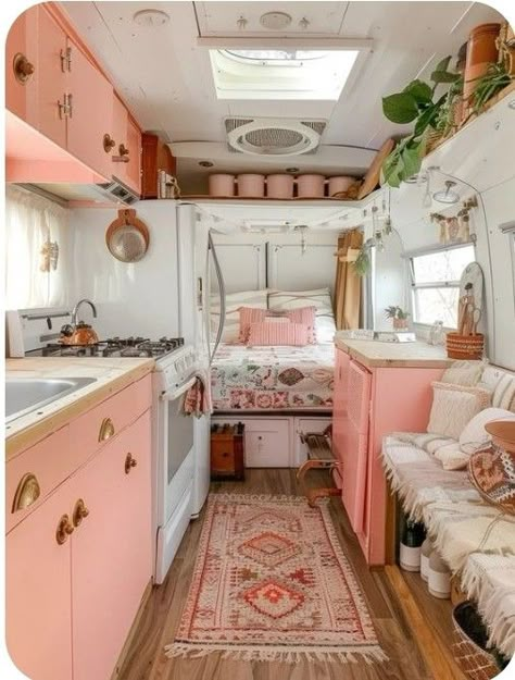 Campervan Decor, Airstream Glamping, Renovated Camper, Camper Design Ideas, Pink Camper, Hippie Camper, Caravan Life, Camper Home, Vintage Camper Interior