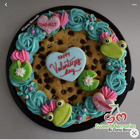 Pretty Pastries, Giant Cookie Cake, Valentine Cakes, Cookie Cake Decorations, Cookie Cake Designs, Cake Pizza, Valentines Cookies, Choco Chip Cookies, Chocolate Chip Cookie Cake