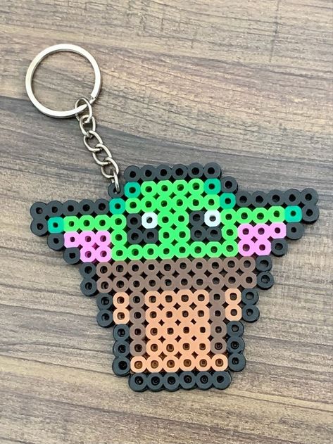 Hama Beads Necklace, Fuse Bead Keychains, Hamma Beads Ideas Aesthetic, Patrones Hama Beads Ideas, Perler Bead Keychain Ideas, Pyssla Ideas Aesthetic, Fuse Beads Ideas Cute, Hamahelmi Ideas, Hama Beads Aesthetic