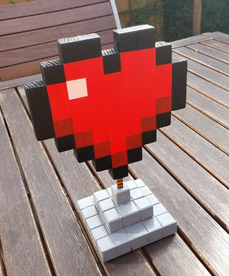 Great idea for a trophy, mightmake something similar with hama beads Heart Wood Crafts, Diy Minecraft Decor, Wood Things To Make, Minecraft Craft Ideas, Things To Make Out Of Wood, Minecraft Wooden Block Crafts, Minecraft Art Ideas, Room Decor Crafts Diy, Minecraft Block Art