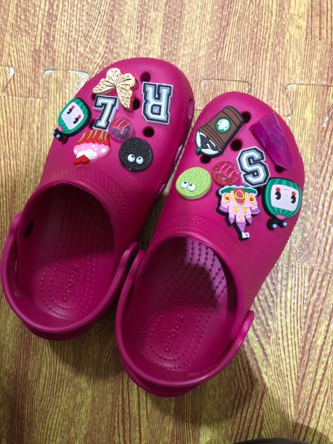 Outfit Trabajo, Crocs Ideas, Styling Crocs, Crocs Fashion, Custom Shoes Diy, Shoes Diy, Barbie Toys, Croc Charms, Candy Pink