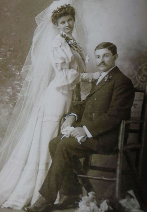 Old Fashioned Wedding Photos, Old Wedding Pictures, Antique Wedding Photos, Victorian Wedding Photos, First Look Wedding Photos Grandparents, Antique Wedding Pictures, Victorian Bride And Groom, Victorian Couple Photography, Old Wedding Portraits