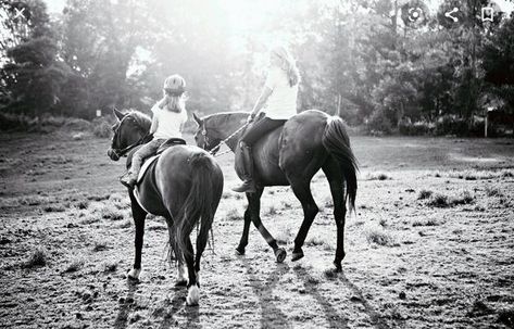 Country Family Photos, Horse Photoshoot Ideas, Western Photo Shoots, Mommy Daughter Pictures, Daughter Photo Ideas, Mother Daughter Pictures, Pictures With Horses, Mommy And Me Photo Shoot, Mother Daughter Photos