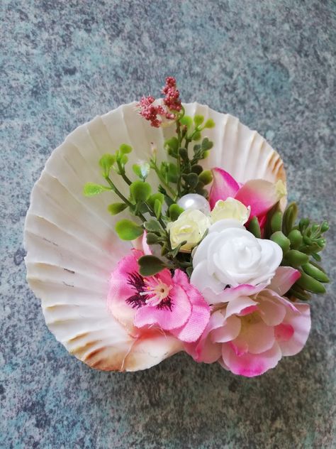 Beautiful Seashells, Church Altar Decorations, Church Altar, Seashell Ornaments, Bride Bouquet, Altar Decorations, Tropical Art, Shell Crafts, Bride Bouquets