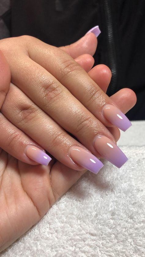 Bridesmaid Nails Lilac, Purple Nails Coffin Medium, Lavender Ombré Nails, Purple Theme Nails, Birthday Purple Nails, Blue And White Ombre Nails Acrylic, Ombre Nails Purple Lavender, Purple Nails 2024, Baby Boomer Colores