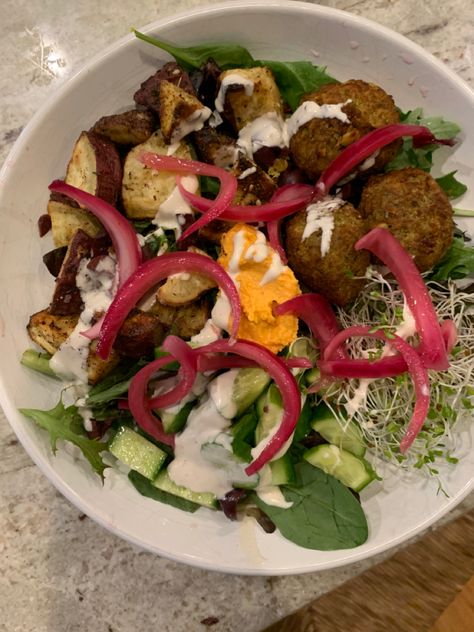 #falafel #bowl #healthy #healthylunch #lunch #aesthetic #salad #traderjoes Falafel Aesthetic, Aesthetic Salad, Falafel Bowl, Lunch Aesthetic, Falafel Salad, Healthy Bowls, Food Dessert, Quinoa Salad, Flatbread