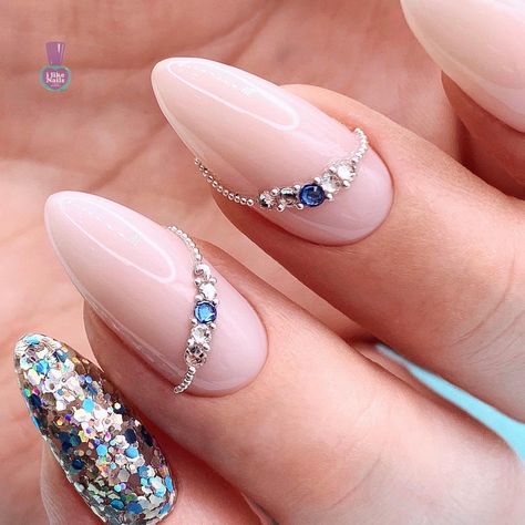 Cristal Nails Design, Nails With Stones Ideas, Nails Jewels Design, Nail Stone Design Rhinestones, Nail Design With Gems, Nail Gem Placement Ideas, Nail Art With Stones, Nail Ideas With Gems, Bee Nail Designs