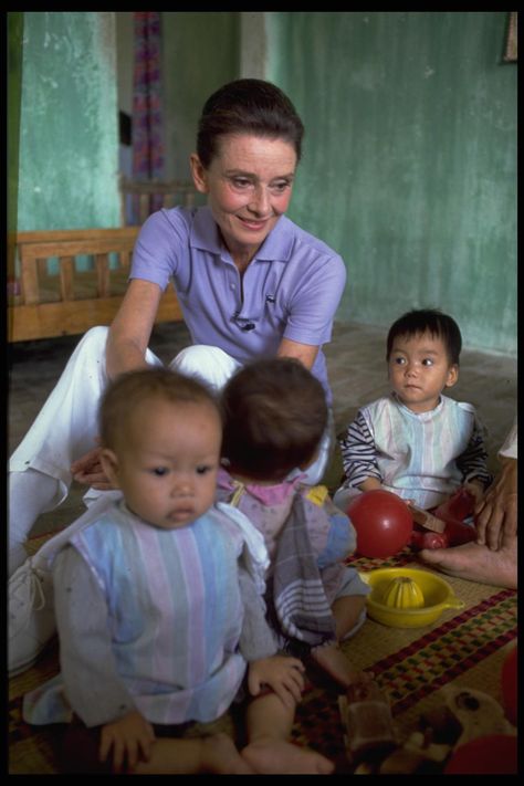 Goodwill Ambassador Audrey Hepburn visits children in a UNICEF-supported creche in the hamlet of Phuc Ly, Phu Minh Commune, Tu Liem district near Hanoi in Vietnam.    The visit to Vietnam in October/November of 1990 contributed to drawing world attention to the needs of children in this aid- starved country. © UNICEF/Peter Charlesworth - http://www.unicef.org Audrey Hepburn Children, Audrey Hepburn Born, Humanitarian Work, Audrey Hepburn Style, Hepburn Style, Richard Branson, We Are The World, British Actresses, Tom Hanks