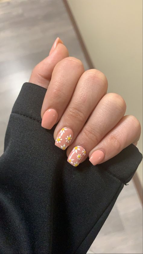 Pink And Yellow Daisy Nails, Pink Nails With Yellow Flower, Neutral Spring Nail Designs, Nude Spring Nails With Flowers, Pink Nails Yellow Flower, Short Square Floral Nails, Nails With Yellow Flowers, Mail Inspo Flowers, Pale Yellow Nails With Daisy