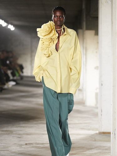 Spring 2023 Fashion Trends: The 12 Biggest Styles From the Runway Jogging Adidas, How To Have Style, Color Trends Fashion, Moda Paris, Spring Fashion Trends, Spring 2023, Dries Van Noten, Primavera Estate, Look Fashion