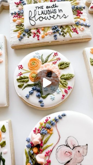 Tiny Royal Icing Flowers, Easy Royal Icing Flowers, Wet On Wet Floral Cookies, How To Make Royal Icing Flowers On Cookies, Piping Royal Icing Flowers, Beautiful Cookies Decorated, Royal Icing Florals, Royal Icing Flower Tutorial Videos, Edible Flower Cookies