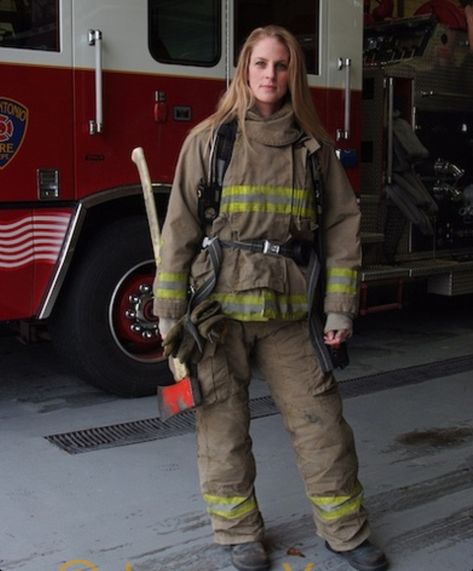 Woman Firefighter, Women Firefighters, Firefighter Photography, Girl Firefighter, Firefighter Family, Firefighter Pictures, Firefighter Emt, Fire Life, Wildland Firefighter