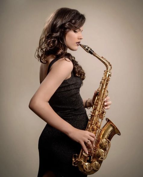 Poses With Saxophone, Saxophone Player, Saxophone Players, Tenor Saxophone, Band Pictures, Women In Music, Senior Photoshoot, Portrait Poses, Music Photography