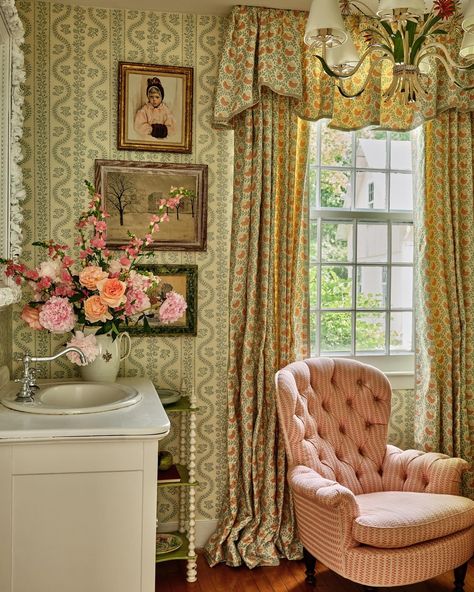 Elegant timeless style Sister Parish, American Interior, Pink Curtains, Inside Interiors, Shell Pink, Grasscloth Wallpaper, Interior Design Firms, Wallpaper Samples, Elle Decor