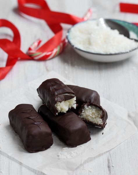 Homemade Dark Chocolate Coconut Bounty Bars – Scientifically Sweet Homemade Dark Chocolate, Potato Candy, Coconut Candy, Yogurt Bar, Chocolate Squares, Chocolate Coating, Candy Making, Chocolate Coconut, Chocolate Baking