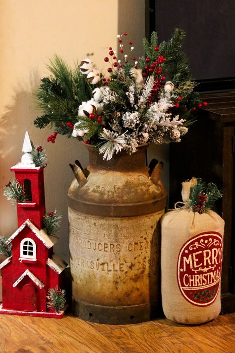 Christmas Suitcase, Christmas Farmhouse, Milk Cream, Christmas Porch Decor, Milk Cans, Christmas Porch, Porch Decor, Wreath Decor, Milk Jug