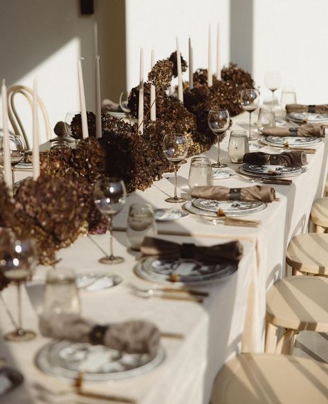 Espresso Wedding Theme, Mocha Mousse Wedding Decor, Shades Of Brown Wedding Theme Decor, Mocha Mousse Wedding Theme, Brown Wedding Table Decor, Mocha Mousse Wedding, Brown Wedding Aesthetic, Chocolate Brown Wedding Theme, Mocha Wedding Theme