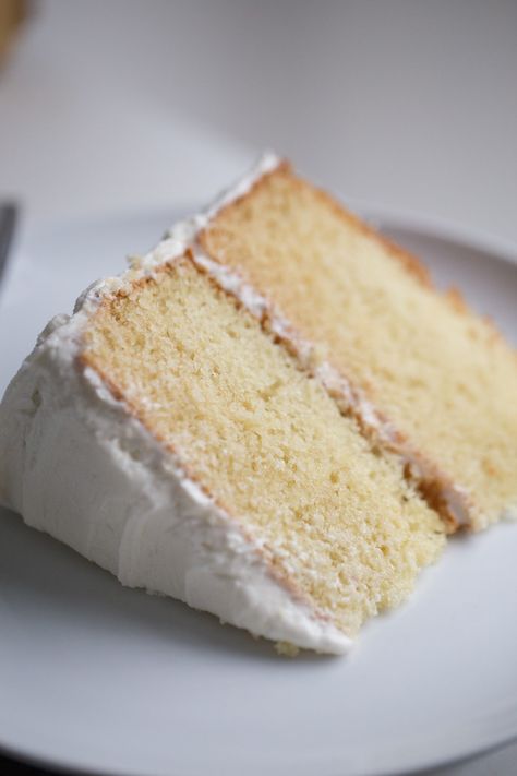 ***BEST vanilla cake recipe. Use 3 cups+6 Tbsp of cake flour instead of regular flour. Used unsalted butter and olive oil. 5/5 Vanilla Cake From Scratch, Best Vanilla Cake, Best Vanilla Cake Recipe, Easy Vanilla Cake, Homemade Vanilla Cake, Thanksgiving Cupcakes, Easy Vanilla Cake Recipe, Torte Cupcake, Olive Oil Cake