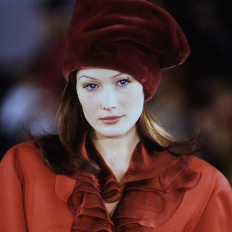 carla bruni Carla Bruni Young, Carla Bruni 90s, Vintage Dance, 90s Supermodels, Carla Bruni, French Girls, Monica Bellucci, Sophia Loren, Portrait Photo