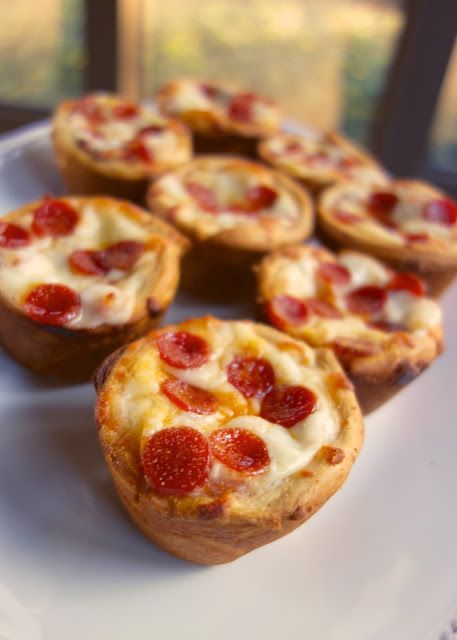 Deep Dish Pizza Cupcakes - make mini deep dish pizzas in your muffin pan! Crescent rolls, pizza sauce, mozzarella cheese. Let the kids customize each pizza with their favorite pizza toppings. Great for tailgating, parties, lunch or dinner. Pizza Cupcakes, Pizza Cups, Cupcake Tray, Muffin Tin Recipes, Mini Pizzas, Deep Dish Pizza, Think Food, Football Food, Snacks Für Party