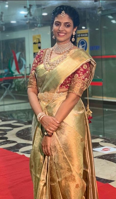 Gold Saree Contrast Blouse, Gold Saree With Contrast Blouse, Saree Contrast Blouse, Bride Sarees, Saree Outfits, Gold Silk Saree, Saree Inspiration, Saree With Contrast Blouse, Gold Saree