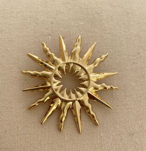 material: brass, Zinc Alloy. this listing is for 1 piece. processing time(handle time) is 1-3 buisness days,the delivery time is approx 3-4 weeks to worldwide. refund and return policy please check frequently asked questions. Broaches For Women, Broach For Men, Men’s Jewelry, Gold Trinkets, Mens Brooch, Broches Jewelry, Sun Brooch, Sun Wedding, Afro Jewelry