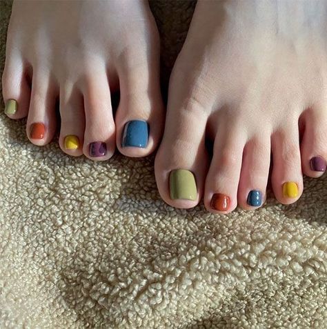 Light Colour Nail Polish, Nail Feet Design Summer, Fun Toenail Colors, Multi Colored Pedicure, Multi Color Pedicure, Multicolored Toenails, Colorful Pedicure Designs, Cute Simple Pedicure Ideas, Pedicure Ideas Colors