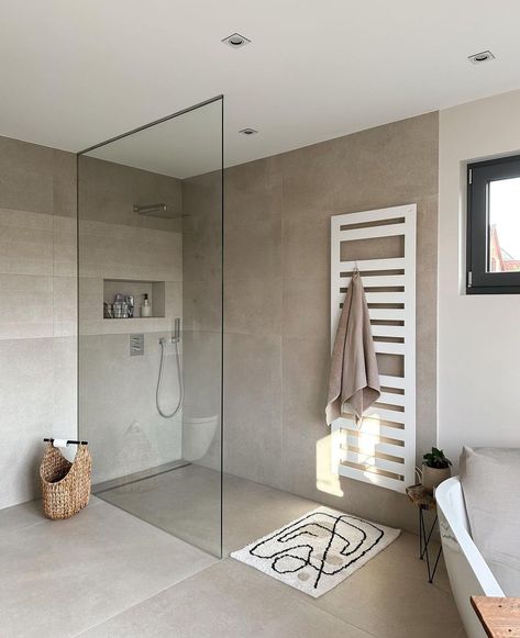 House Design Bathroom, Bad Beige, Beach Apartment Decor, Beige Bathroom Ideas, Cottage Room, White Bathroom Designs, Bathroom Inspiration Modern, Bad Inspiration, Bathroom Redesign